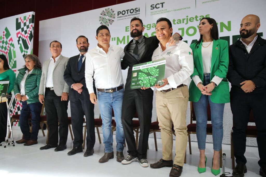 ENTREGA RICARDO GALLARDO APOYO DE TRANSPORTE GRATUITO Y TARJETA JOVEN A ESTUDIANTES POTOSINOS