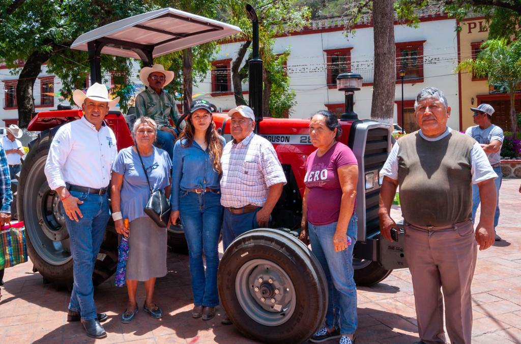 GOBIERNO DEL CAMBIO ENTREGÓ MAQUINARIA AL CAMPO DE LA ZONA MEDIA