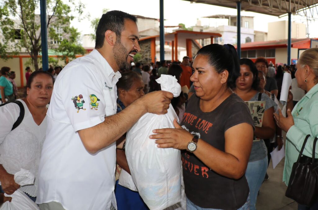 SUPERVISA IGNACIO Segura MORQUECHO ENTREGA DE BECAS ALIMENTARIAS EN TODO EL ESTADO