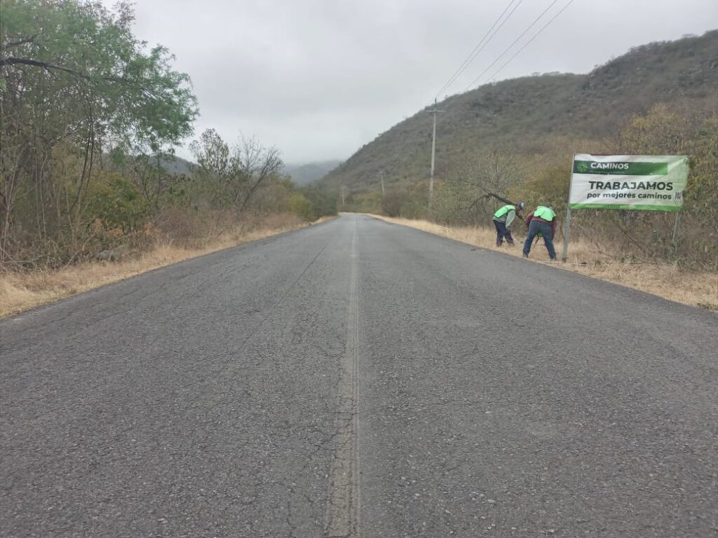 CONCLUYE JEC TRABAJOS DE CONSERVACIÓN EN CAMINO DE LAGUNILLAS