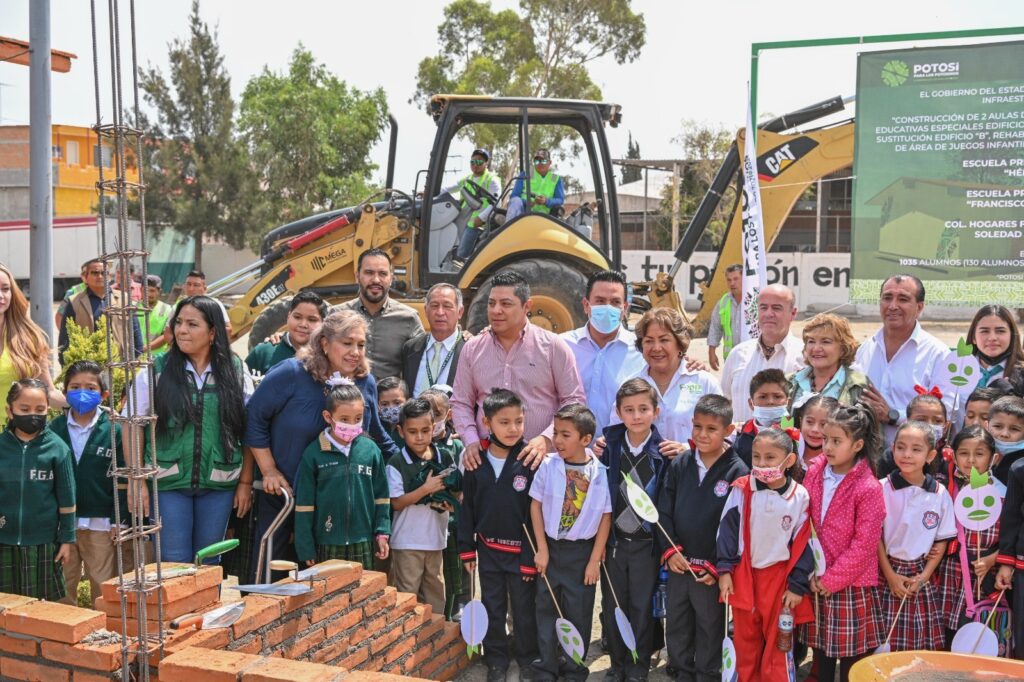 LLEVA RICARDO GALLARDO JUSTICIA SOCIAL A ESCUELA OLVIDADA POR LA HERENCIA MALDITA