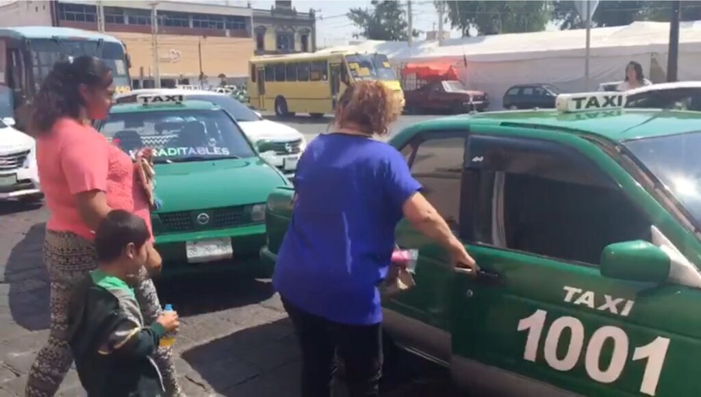 SCT RECONOCE A TAXISTAS POR BRINDAR VIAJES GRATIS A MADRES POTOSINAS