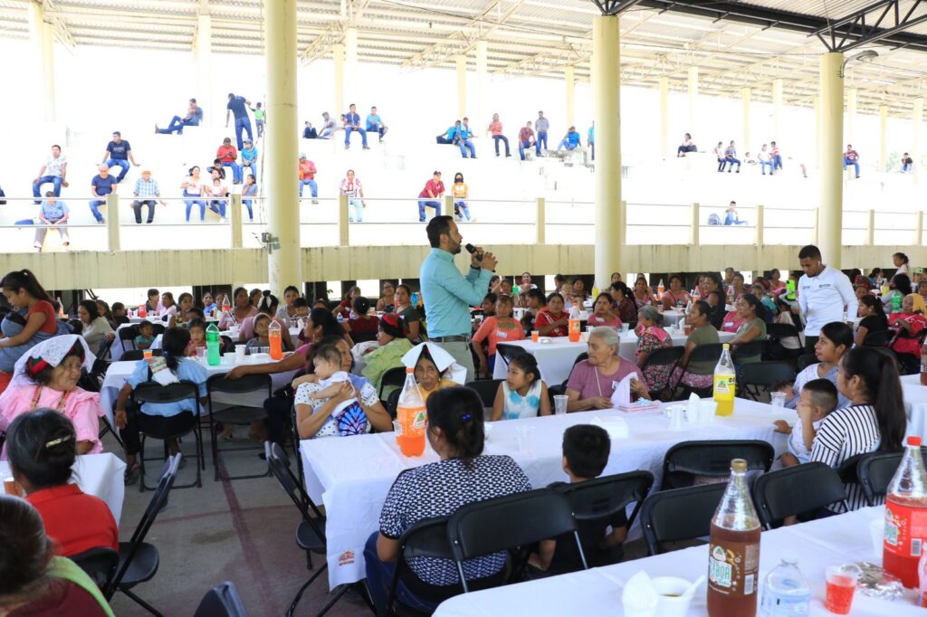 FESTEJÓ GOBIERNO DEL CAMBIO A LAS MADRES EN AQUISMÓN