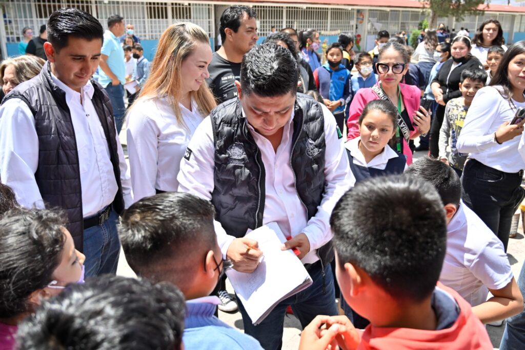 CONVIVE RICARDO GALLARDO CON NIÑAS Y NIÑOS DE ESCUELA IGNACIO ZARAGOZA