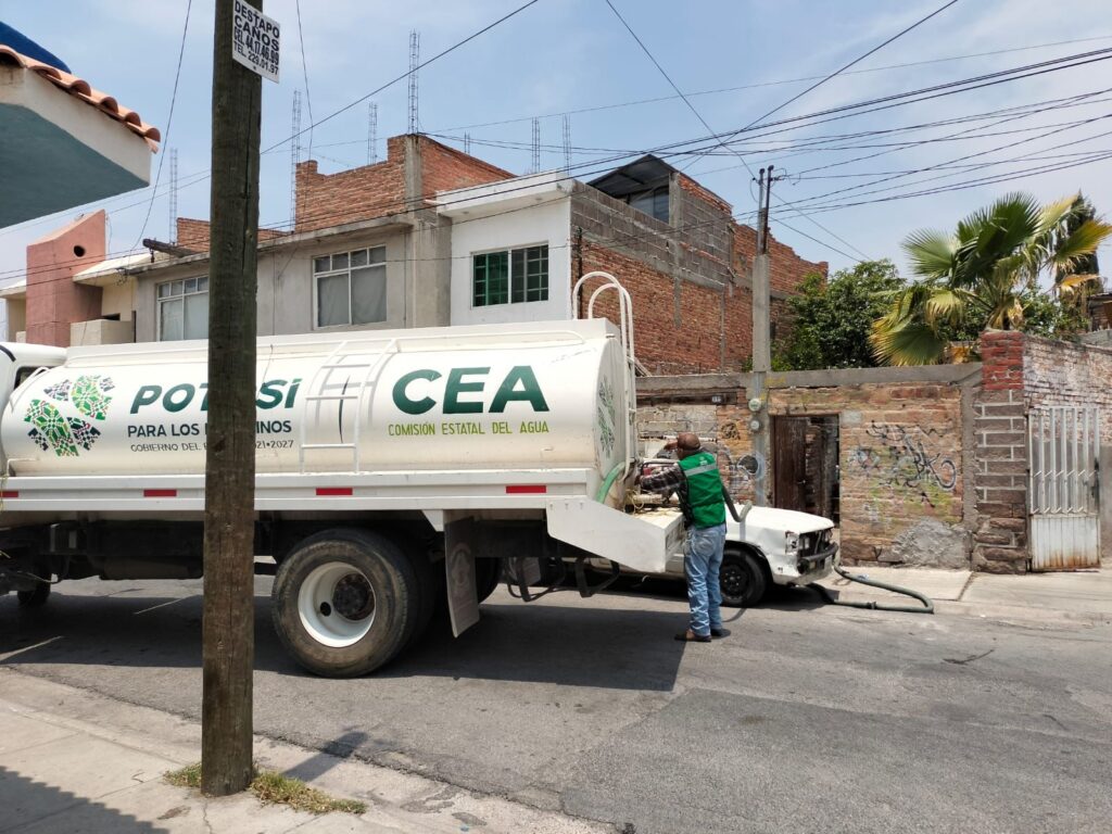 GOBIERNO ESTATAL RESPONDE A LAS FAMILIAS CON DISTRIBUCIÓN DE AGUA GRATUITA