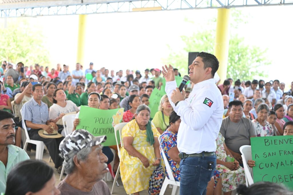 RICARDO GALLARDO LLEVA AGUA POTABLE A COMUNIDADES APARTADAS