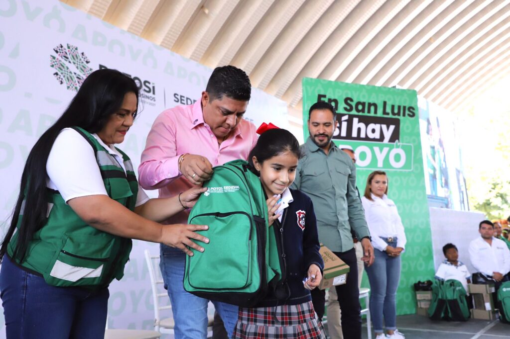 RICARDO GALLARDO SÍ BRINDA APOYO A ESTUDIANTES DE MATEHUALA