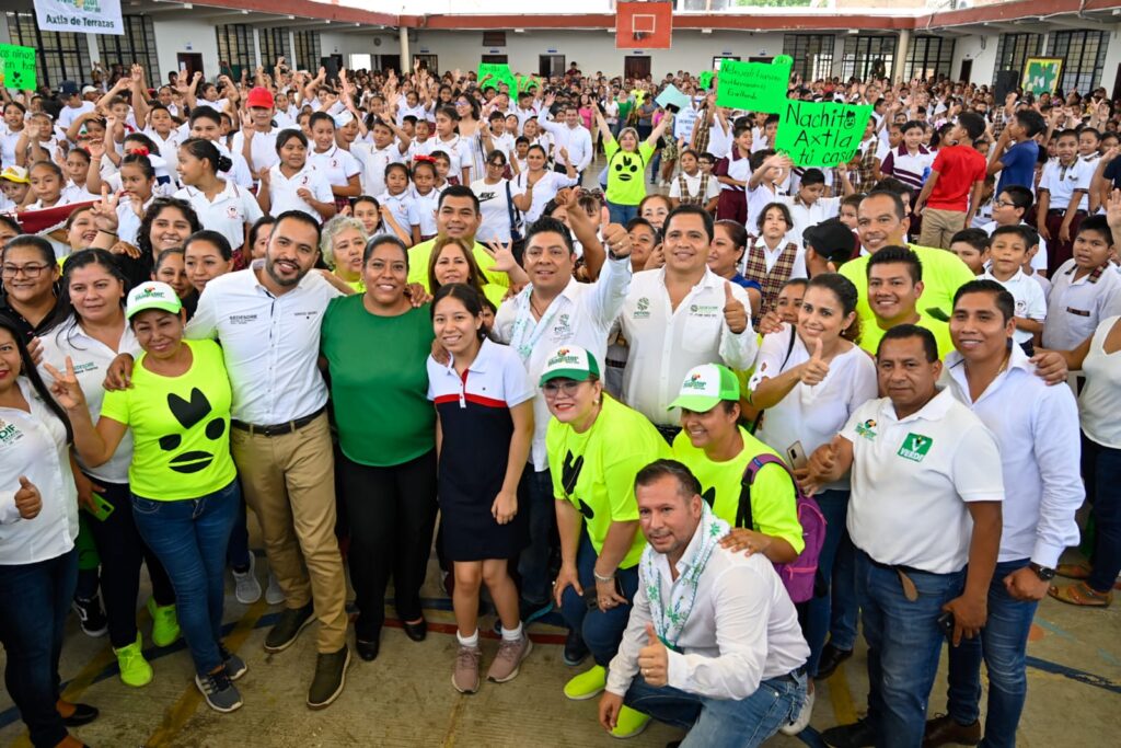 GALLARDO CARDONA ENTREGA KITS ESCOLARES EN AXTLA DE TERRAZAS