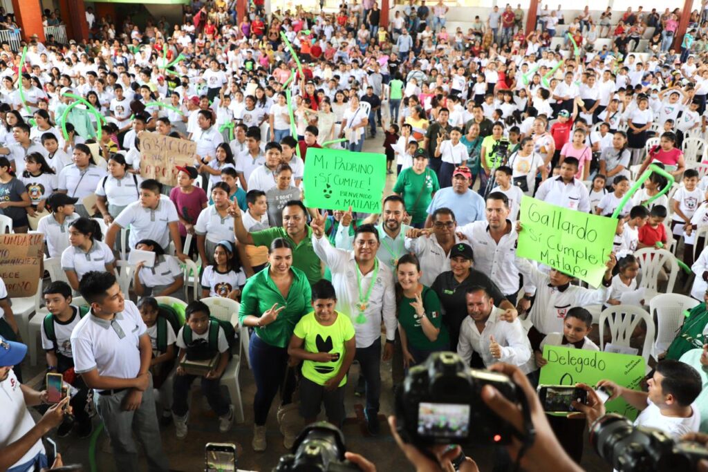 RICARDO GALLARDO ENTREGA APOYOS ESCOLARES A NIÑEZ DE MATLAPA