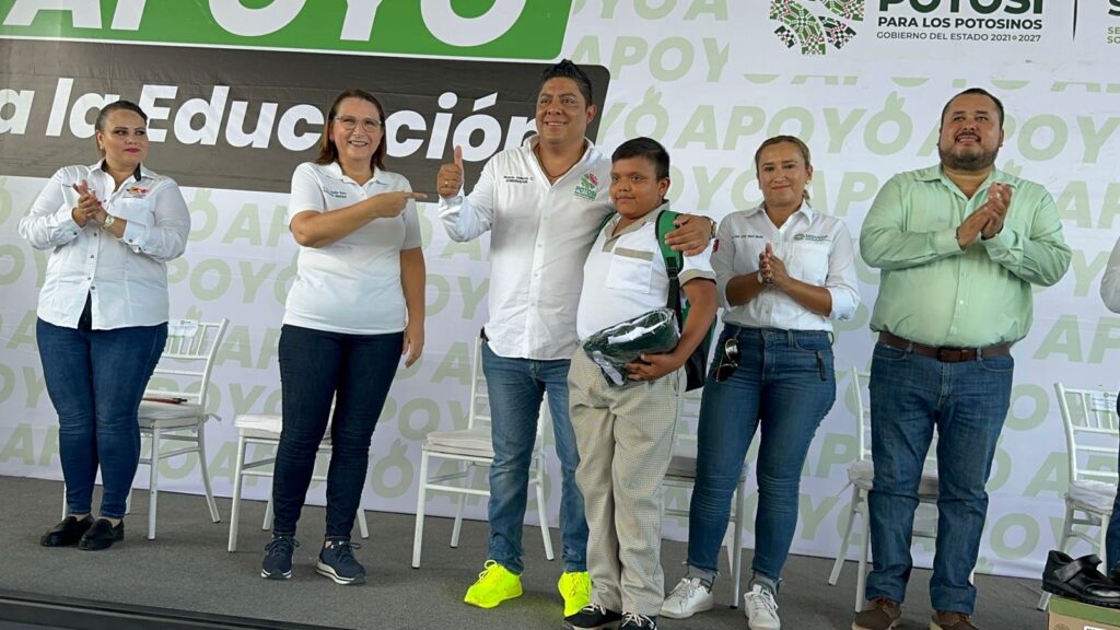 GALLARDO ENTREGA APOYOS ESCOLARES Y ARRANCA UNIDAD DEPORTIVA EN TANQUIÁN