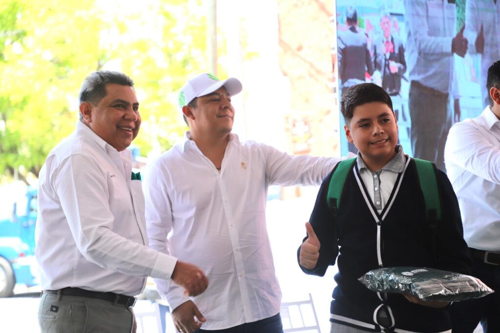 EN VENADO, RICARDO GALLARDO ENTREGA APOYOS ESCOLARES Y OBRA