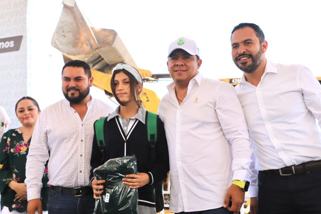 RICARDO GALLARDO LLEVA OBRAS Y APOYOS ESCOLARES A MOCTEZUMA