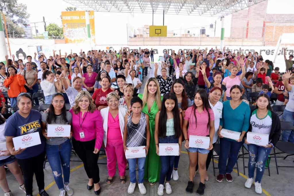 GOBIERNO ESTATAL ENTREGA 27 MIL KITS MENSTRUALES EN SLP