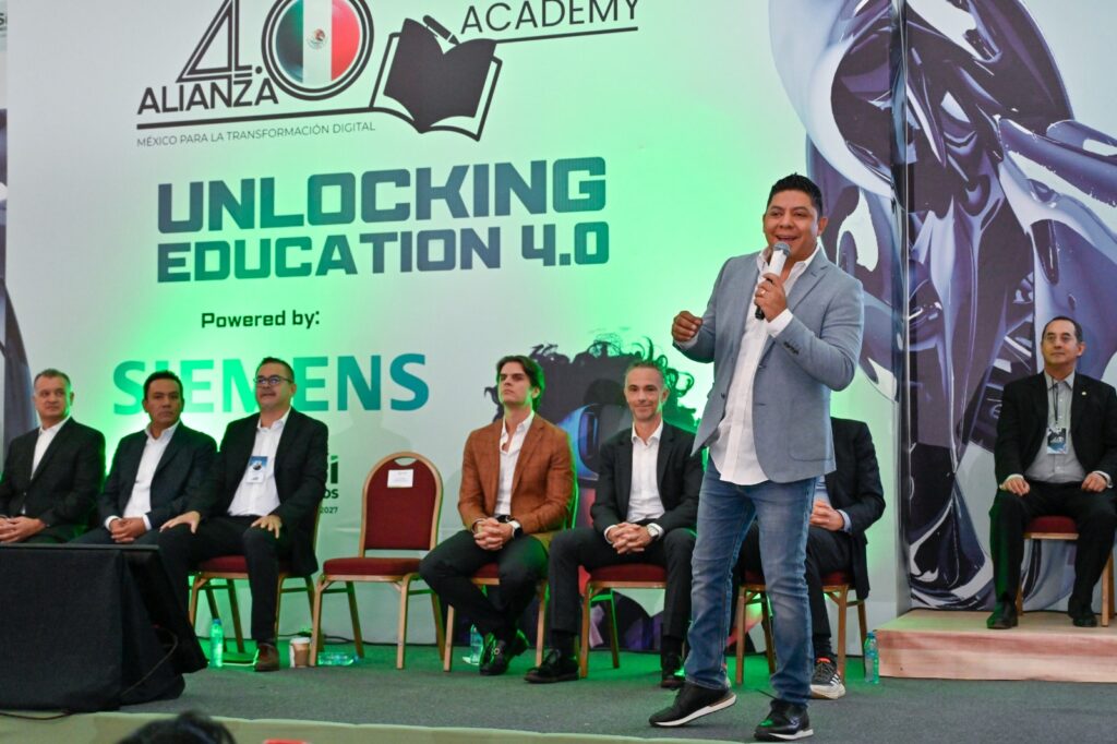 RICARDO GALLARDO ARTICULA EDUCACIÓN CON POTENCIAL ECONÓMICO DE SLP