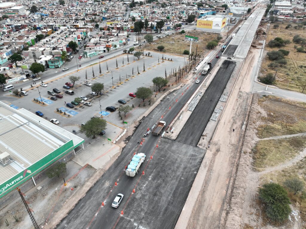 RICARDO GALLARDO SUPERVISA OBRA DE PUENTE SUPERIOR VEHICULAR EN CIRCUITO POTOSÍ