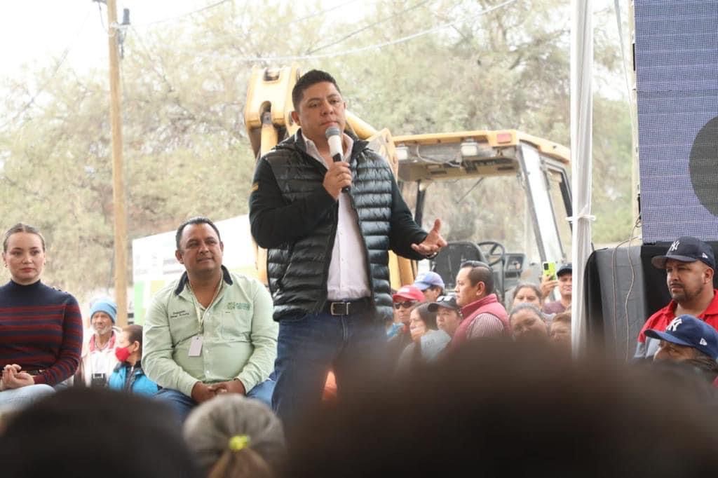 RICARDO GALLARDO INICIA LA PAVIMENTACIÓN DE SIETE CALLES EN LAS FLORES