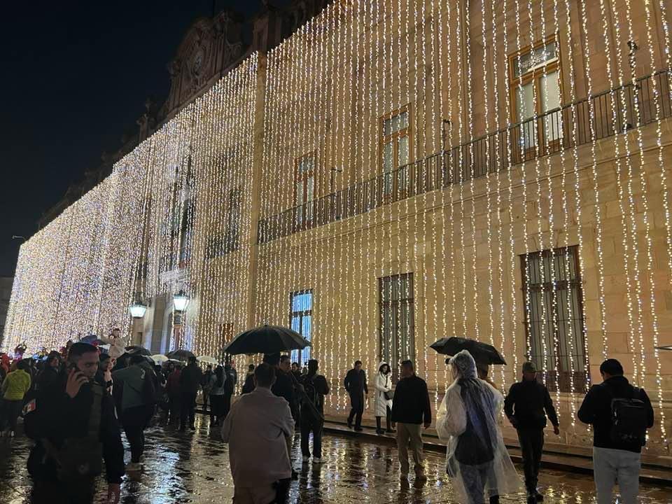 FAMILIAS DISFRUTAN DEL PROGRAMA NAVIDEÑO EN EL CENTRO HISTÓRICO