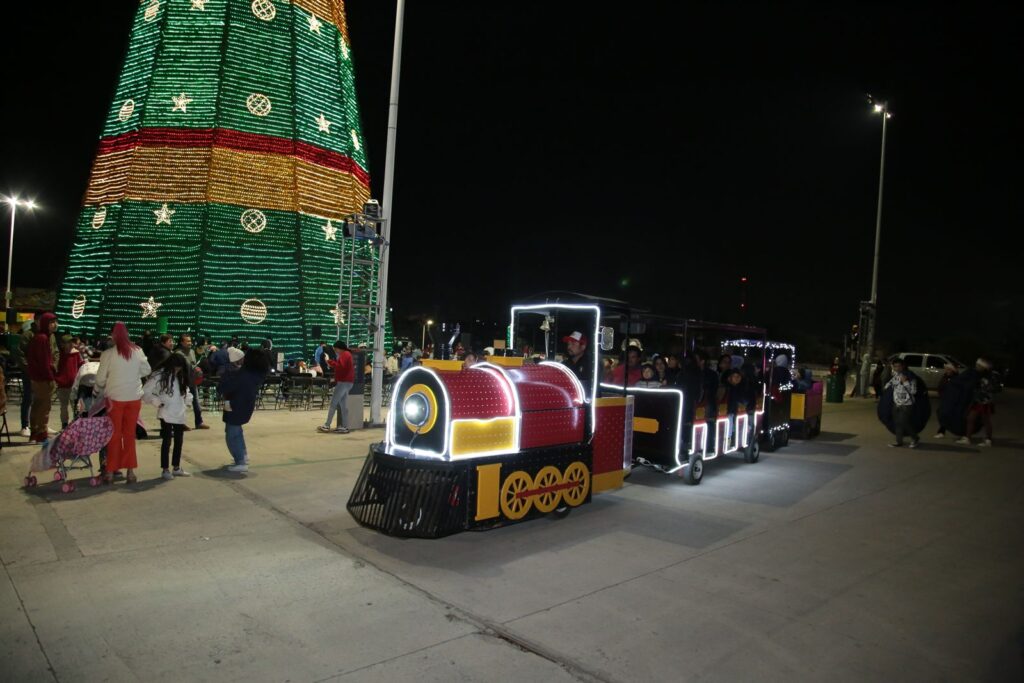 COLORES Y EMOCIÓN EN EL MERCADITO NAVIDEÑO EN FENAPO