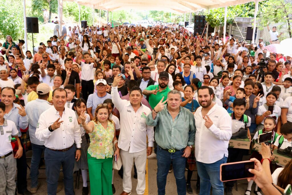 EN VALLES, RICARDO GALLARDO ENTREGA PROGRAMA POTOSÍ PARA LA EDUCACIÓN