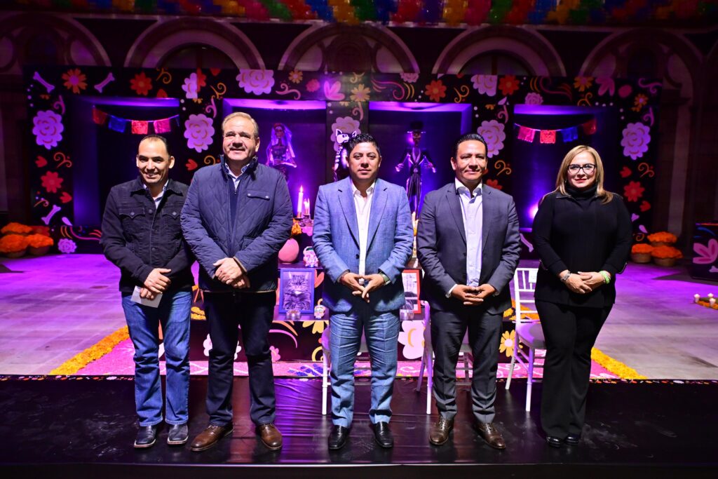 EJECUTIVO ESTATAL INSTALA MONUMENTAL ALTAR DE MUERTOS EN HONOR A LAS MASCOTAS