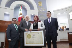 Entrega reconocimiento Matilde Cabrera Ipiña de Corsi.